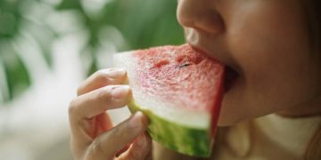 Risiko Buruk Bagi Tubuh, Kenali Efek Samping Mengonsumsi Buah Semangka Berlebihan