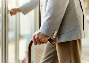 Ada 3 Cara yang Bisa Dicoba untuk Mengatasi Penyakit Parkinson, Salah Satunya Terapi!