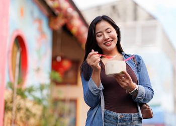 Cek Disini 4 Manfaat Istimewa Kelapa Muda untuk Kesehatan Wanita, Bisa Jadi Obat Diet Alami!