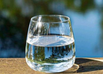 Minum Air Putih Hangat Dapat Mengatasi Sembelit, Cek Manfaat Lainnya di Sini