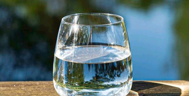 Minum Air Putih Hangat Dapat Mengatasi Sembelit, Cek Manfaat Lainnya di Sini