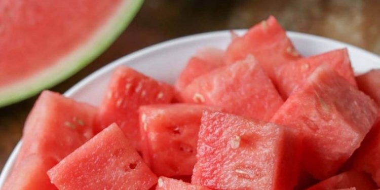 Simpel! Cara Membuat Makanan Enak Olahan Semangka, Cobain Resep Salad Buah Ini