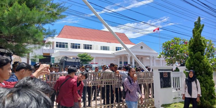 Massa Demo Geruduk Kanwil BPN Bengkulu, Soroti Konflik Agraria dan Penembakan Petani Bengkulu Selatan