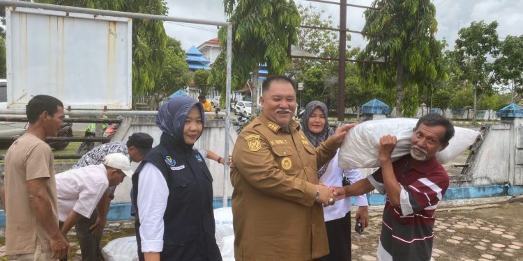 Meningkatkan Kesejahteraan Nelayan, Pemkab Bengkulu Selatan Salurkan Bantuan Alat Tangkap dan Budikdamber