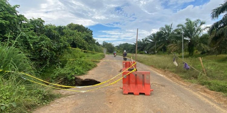 Jalan Penghubung Bunga Mas–Pasar Sembayat Amblas, Kendaraan Roda Empat Dilarang Melintas