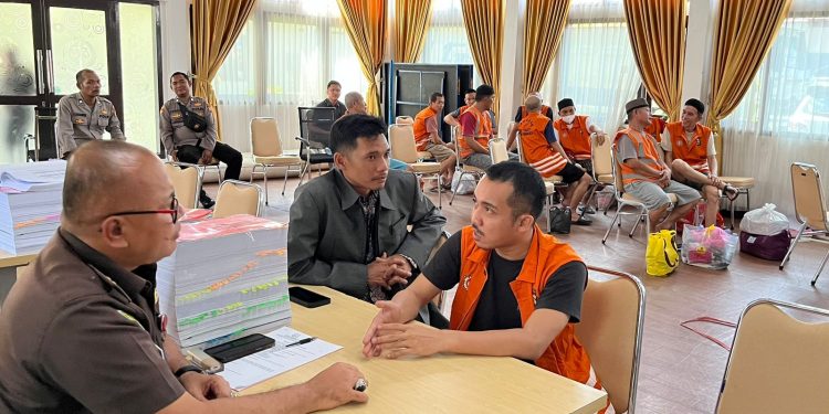 Rugikan Negara Rp2 Miliar, 12 Tersangka Tipidkor Dinas Pertanian Kaur Dilimpahkan ke Kejaksaan