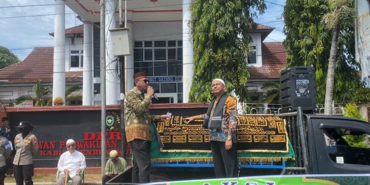 Sambil Bawa Keranda Jenazah, Forum Pengurus Rumah Ibadah Bengkulu Selatan Geruduk Kantor DPRD