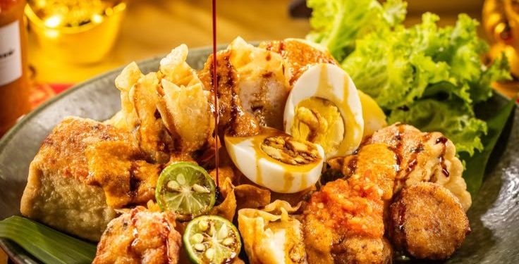 6 Street Food Indonesia Ini Wajib Dicoba, Enak dan Populer hingga Kini!