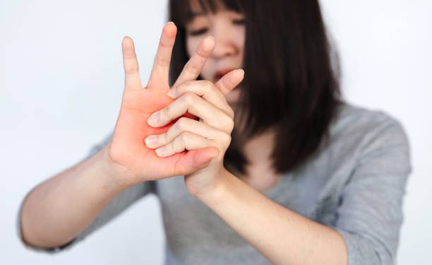 Kerap Dianggap Sama! Kenali Perbedaan Antara Kebas dan Kesemutan