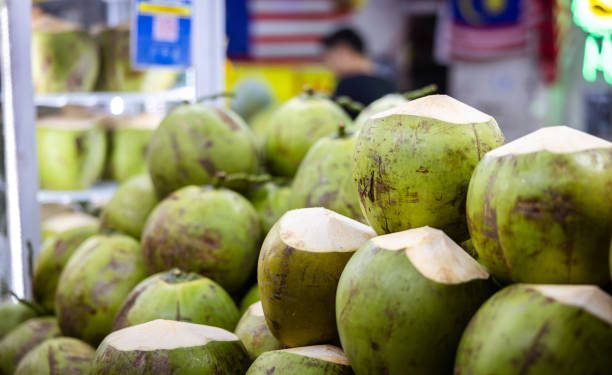 Waspada Berbahaya! Ketahui Sederet Efek Samping Konsumsi Kelapa Muda Berlebihan