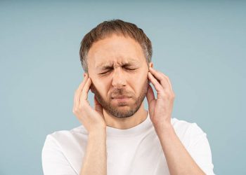 Telinga Sering Berdenging? Kenali 4 Penyebabnya Disini!