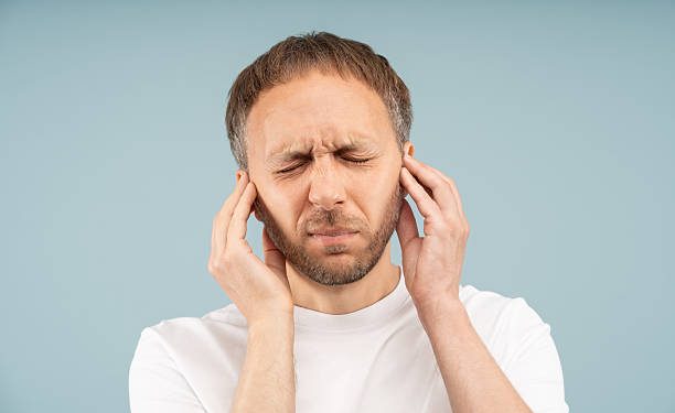 Telinga Sering Berdenging? Kenali 4 Penyebabnya Disini!