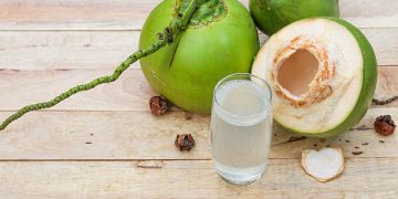 Jaga Kesehatan Rambut Secara Alami dengan Keramas Gunakan Air Kelapa Muda, Ampuh Kurangi Ketombe