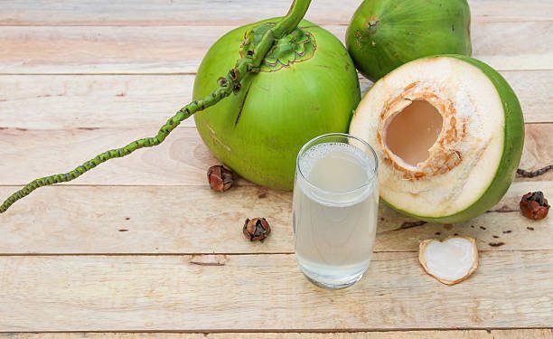 Jaga Kesehatan Rambut Secara Alami dengan Keramas Gunakan Air Kelapa Muda, Ampuh Kurangi Ketombe