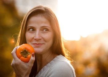 Jaga Kecantikan Tubuhmu dengan Konsumsi Buah Kesemek, Intip Ragam Manfaatnya Disini!