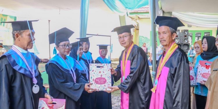 Pemkab Seluma Wisuda 50 Siswa Lansia, Jadikan Teladan bagi Masyarakat