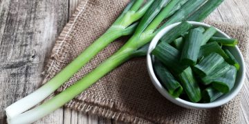 Jangan Anggap Sepele, Cek Disini 5 Efek Samping Konsumsi Daun Bawang Berlebihan