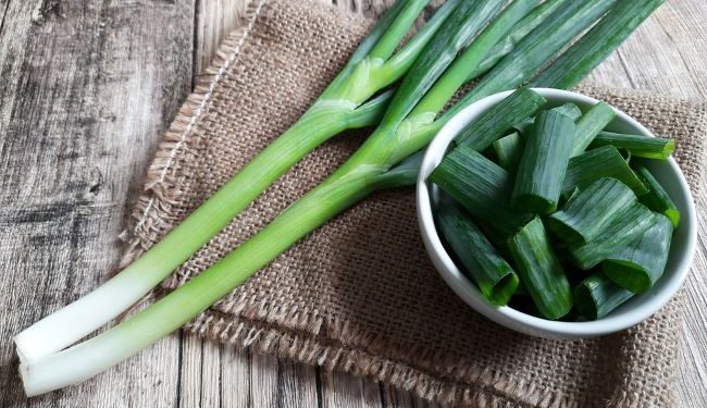 Jangan Anggap Sepele, Cek Disini 5 Efek Samping Konsumsi Daun Bawang Berlebihan