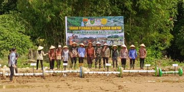 Bersama Masyarakat, Kodim 0425/Seluma Tanam Padi Perdana Program Cetak Sawah Rakyat di Desa Air Keruh