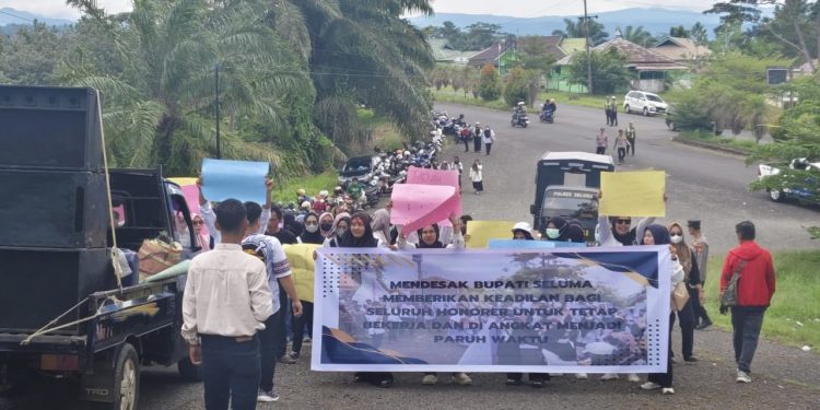 Pasca Dirumahkan, Ratusan Honorer Seluma Kepung Kantor Bupati, Tuntut PPPK Paruh Waktu
