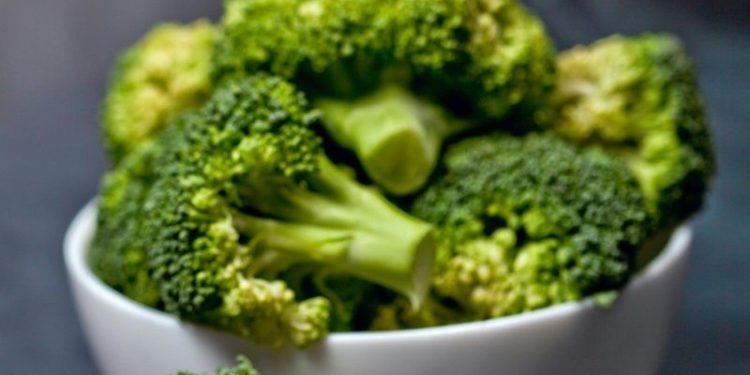 Makanan dan Minuman Ini Baik untuk Gigi Tetap Sehat, Salah satunya Sayuran Hijau