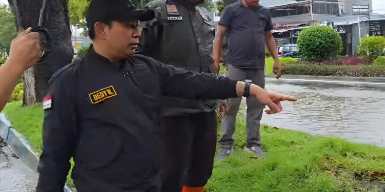 Hujan Deras Sejak Pagi, Walikota Tinjau Ruas Jalan yang Tergenang Air di Kota Bengkulu