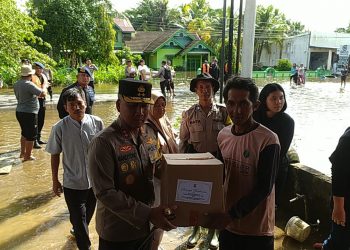 Kapolda Bengkulu Tinjau Lokasi Banjir di Tanjung Jaya, Salurkan Bantuan Sembako