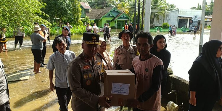 Kapolda Bengkulu Tinjau Lokasi Banjir di Tanjung Jaya, Salurkan Bantuan Sembako