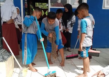 Sekolah Terendam Banjir, Siswa SDN 89 Kota Bengkulu Bersih Kelas di Hari Pertama Masuk
