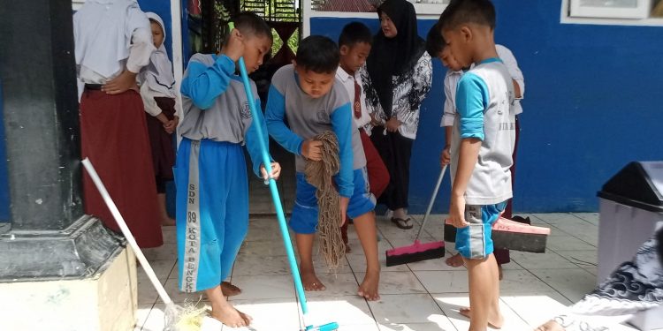 Sekolah Terendam Banjir, Siswa SDN 89 Kota Bengkulu Bersih Kelas di Hari Pertama Masuk