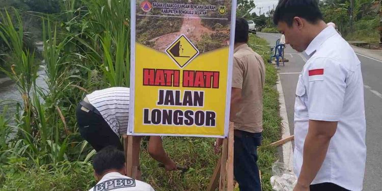 Rawan Longsor, BPBD Bengkulu Selatan Pasang Rambu Peringatan di 4 Kawasan Ini