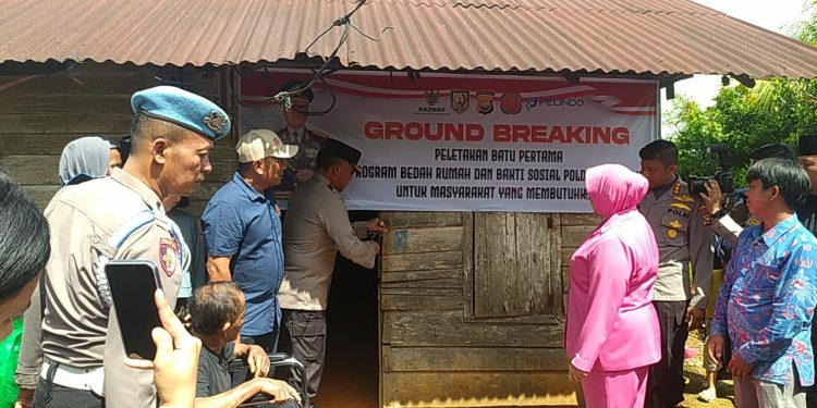 Wujud Kepedulian Polri, Kapolda Bengkulu Letakkan Batu Pertama Bedah Rumah Pak Pandi