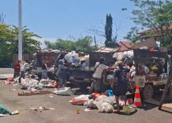 TPA Air Sebakul Susah Diakses, Puluhan Supir Angkutan Sampah Bongkar Muatan di Kantor Walikota dan DPRD Bengkulu