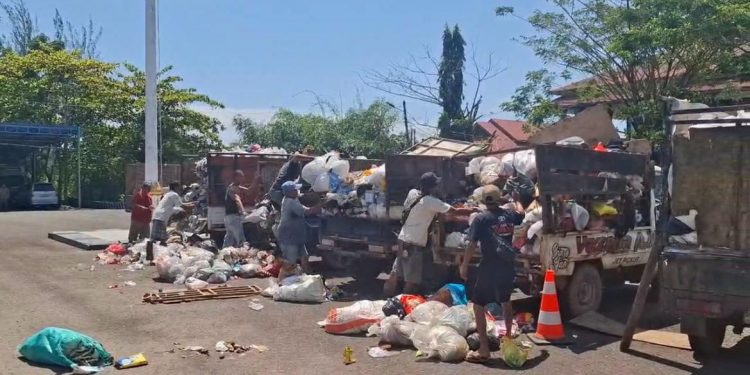 TPA Air Sebakul Susah Diakses, Puluhan Supir Angkutan Sampah Bongkar Muatan di Kantor Walikota dan DPRD Bengkulu