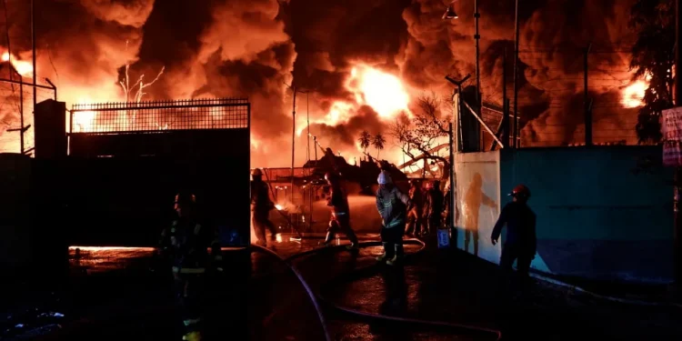 Kebakaran Hebat Pabrik Sendal Swallow di Medan, 14 Jam Masih Belum Padam