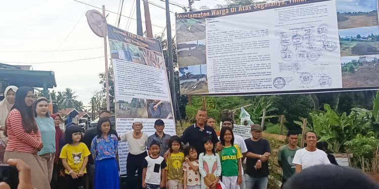 Warga Timur Indah Bentang Spanduk Tolak Penimbunan FABA di Tengah Permukiman
