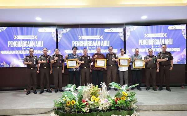 Kejati Bengkulu Gelar Syukuran Kinerja 2025 dan Serahkan Penghargaan kepada Para Ahli Tipidsus