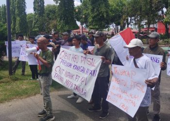 Puluhan Massa YLH-SEBAR Gelar Aksi di DPRD Bengkulu Utara, Sorot Dugaan Tukar Guling Lahan oleh Perusahaan Sawit