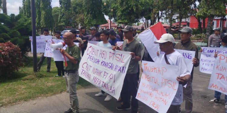 Puluhan Massa YLH-SEBAR Gelar Aksi di DPRD Bengkulu Utara, Sorot Dugaan Tukar Guling Lahan oleh Perusahaan Sawit