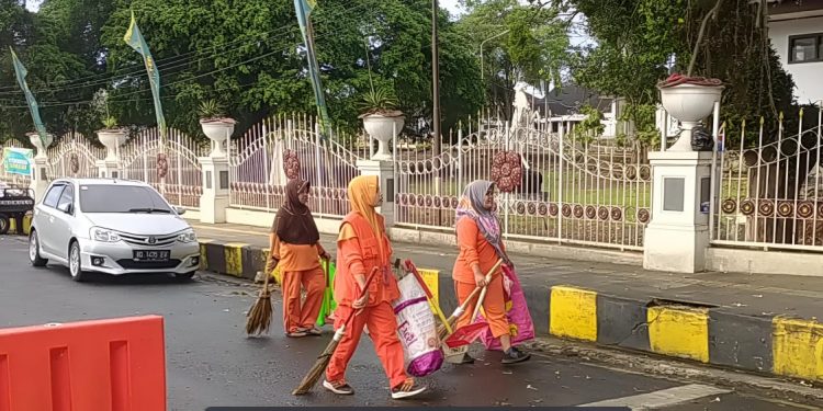 Pasca Pengangkatan PPPK, Penyapu Jalan DLH Bengkulu Keluhkan Beban Kerja Meningkat