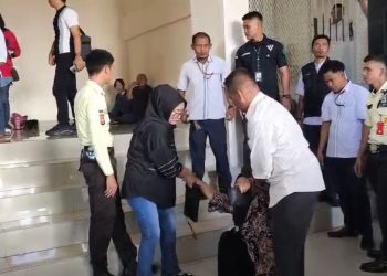 Dilarang Bertemu Terdakwa Pemerkosa Anaknya, Seorang Ibu Histeris di PN Bengkulu