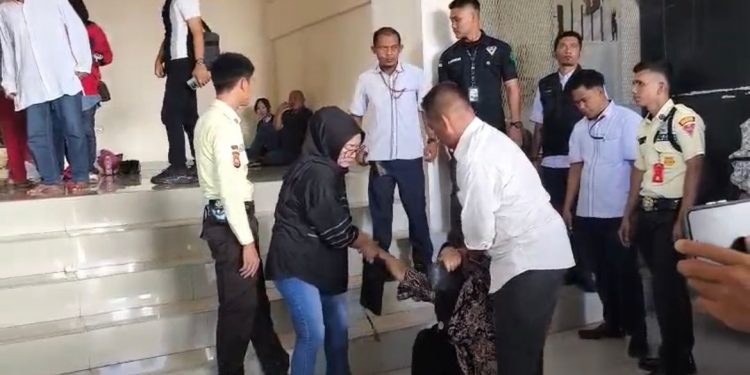 Dilarang Bertemu Terdakwa Pemerkosa Anaknya, Seorang Ibu Histeris di PN Bengkulu