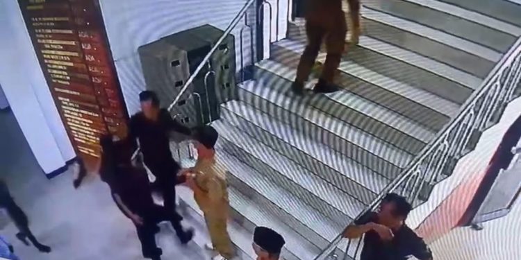 Terekam CCTV, Pelantikan Pejabat di Bengkulu Selatan Diwarnai Kekerasan Berujung Laporan Polisi