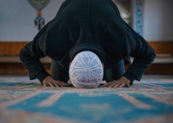 Inilah Bacaan Doa Pembuka 12 Pintu Rezeki, Bisa Dibaca Setelah Selesai Sholat!