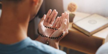 Cukup Rutinkan Tiap Hari! Ini Amalan Doa untuk Orang Tua, Hidup Makin Berkah