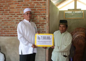 Safari Ramadan ke Desa Muara Dua, Sekda Seluma Serahkan Bantuan Dana Pembangunan Masjid