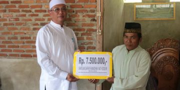 Safari Ramadan ke Desa Muara Dua, Sekda Seluma Serahkan Bantuan Dana Pembangunan Masjid