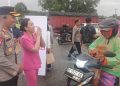 Sapa Pengendara di Simpang Enam Tais, Polres Seluma dan Bhayangkari Tebar 100 Paket Takjil