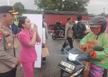 Sapa Pengendara di Simpang Enam Tais, Polres Seluma dan Bhayangkari Tebar 100 Paket Takjil