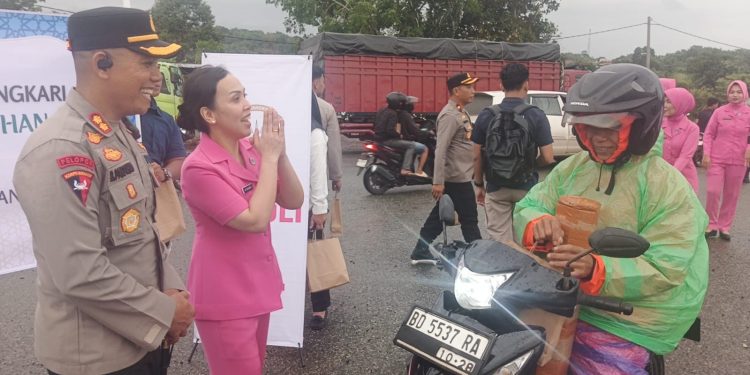 Sapa Pengendara di Simpang Enam Tais, Polres Seluma dan Bhayangkari Tebar 100 Paket Takjil